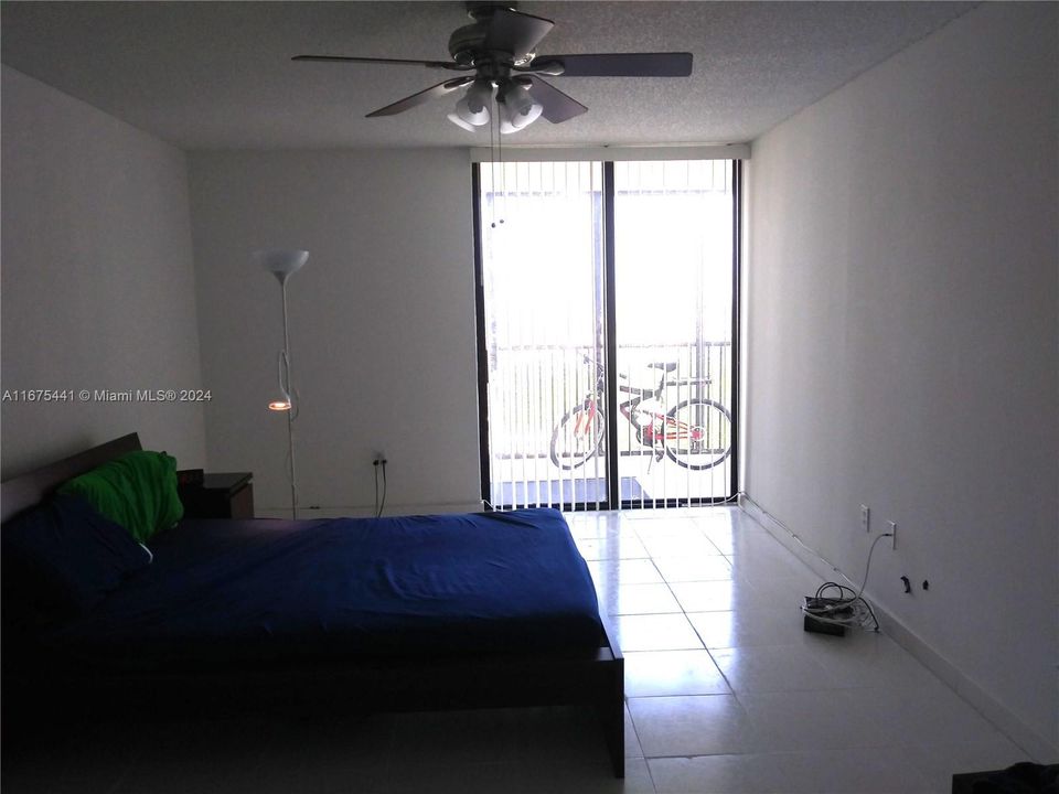 For Rent: $2,250 (1 beds, 1 baths, 913 Square Feet)