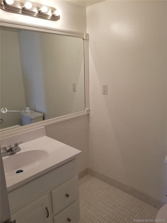 For Rent: $2,250 (1 beds, 1 baths, 913 Square Feet)