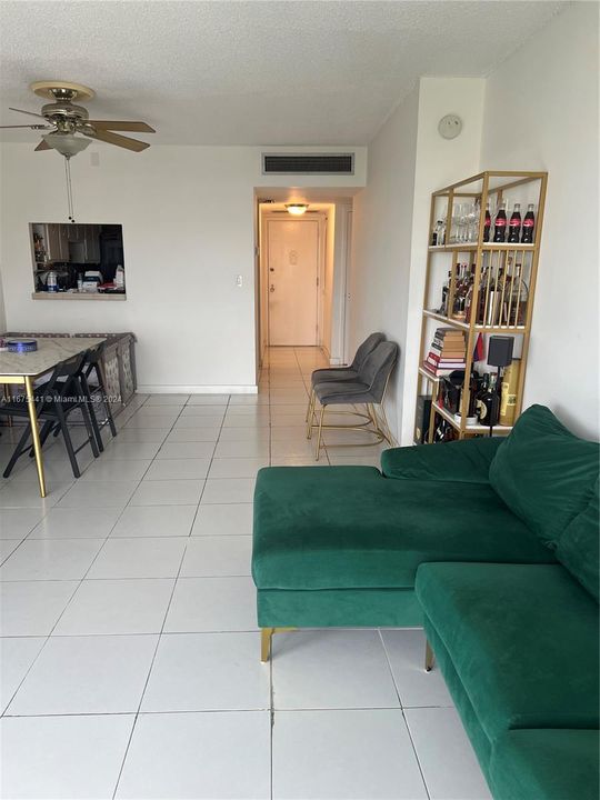 For Rent: $2,250 (1 beds, 1 baths, 913 Square Feet)