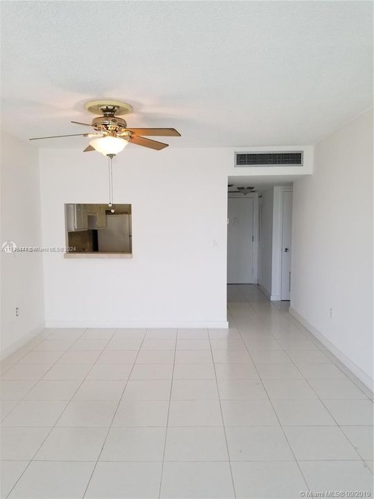 For Rent: $2,250 (1 beds, 1 baths, 913 Square Feet)