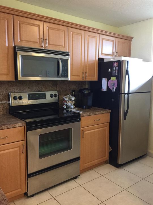 For Sale: $245,000 (2 beds, 2 baths, 920 Square Feet)