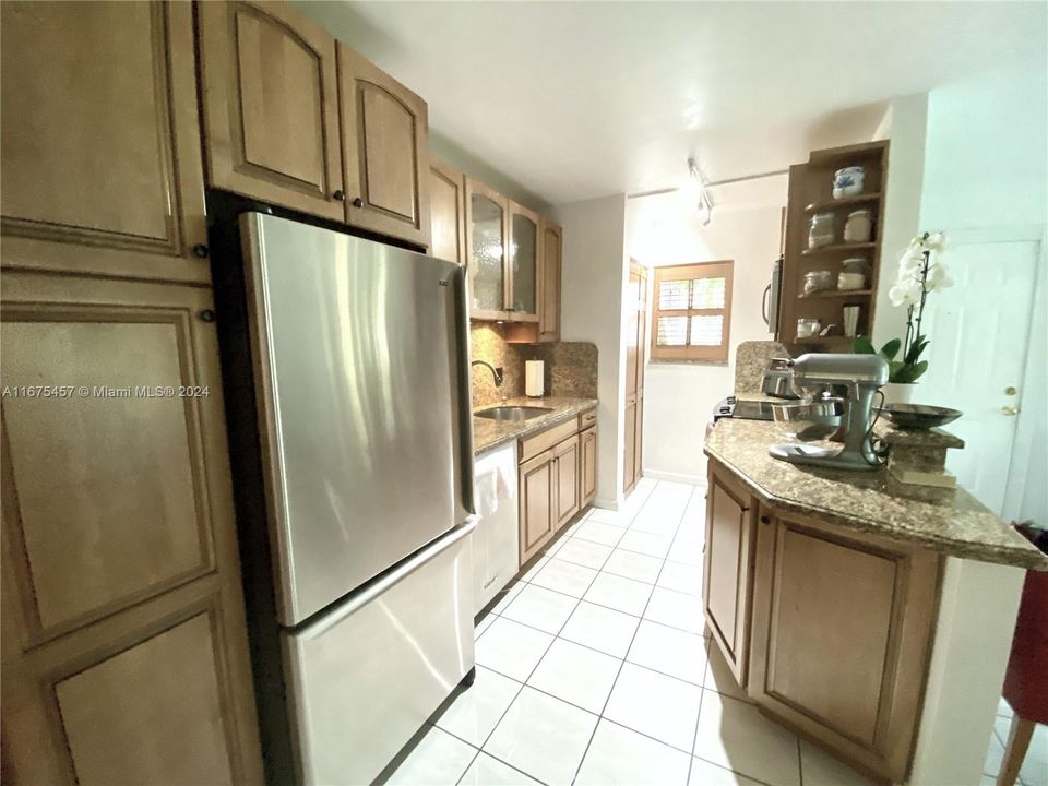 For Sale: $264,500 (2 beds, 2 baths, 887 Square Feet)