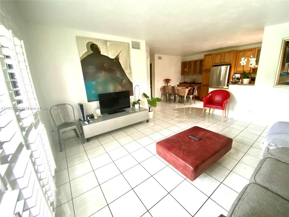 For Sale: $264,500 (2 beds, 2 baths, 887 Square Feet)