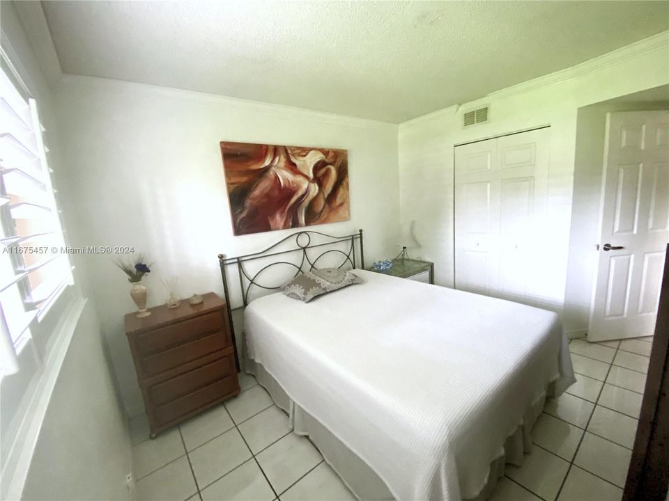 For Sale: $264,500 (2 beds, 2 baths, 887 Square Feet)