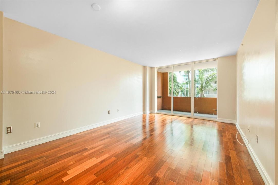 For Sale: $415,000 (1 beds, 1 baths, 755 Square Feet)