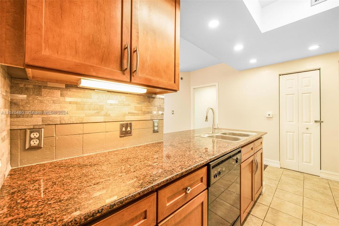 For Sale: $415,000 (1 beds, 1 baths, 755 Square Feet)