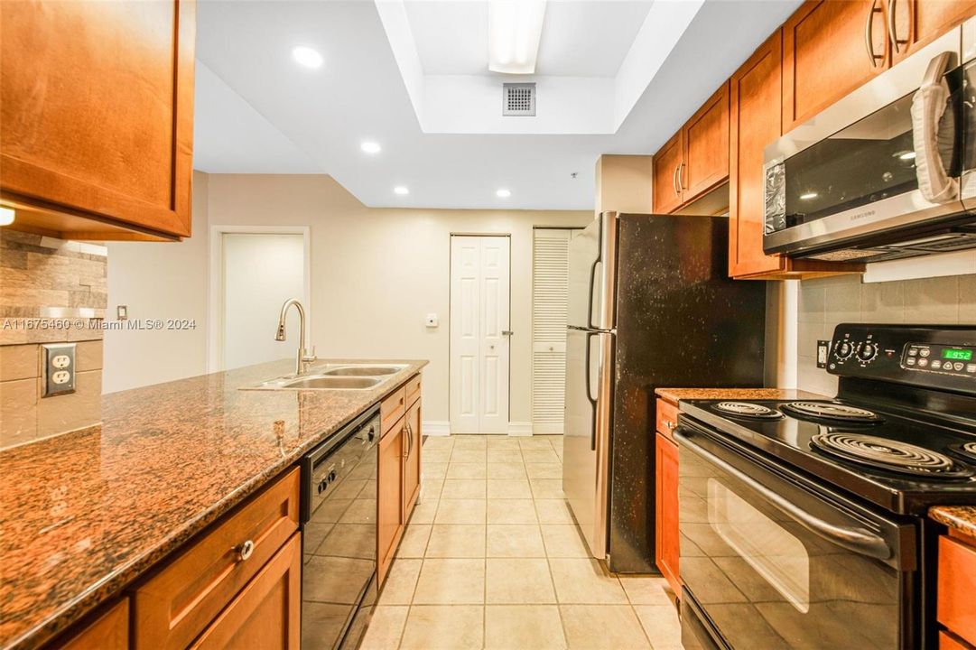 For Sale: $415,000 (1 beds, 1 baths, 755 Square Feet)