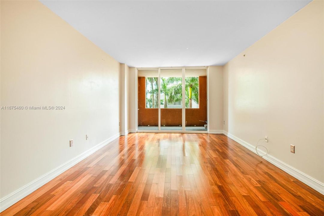 For Sale: $415,000 (1 beds, 1 baths, 755 Square Feet)