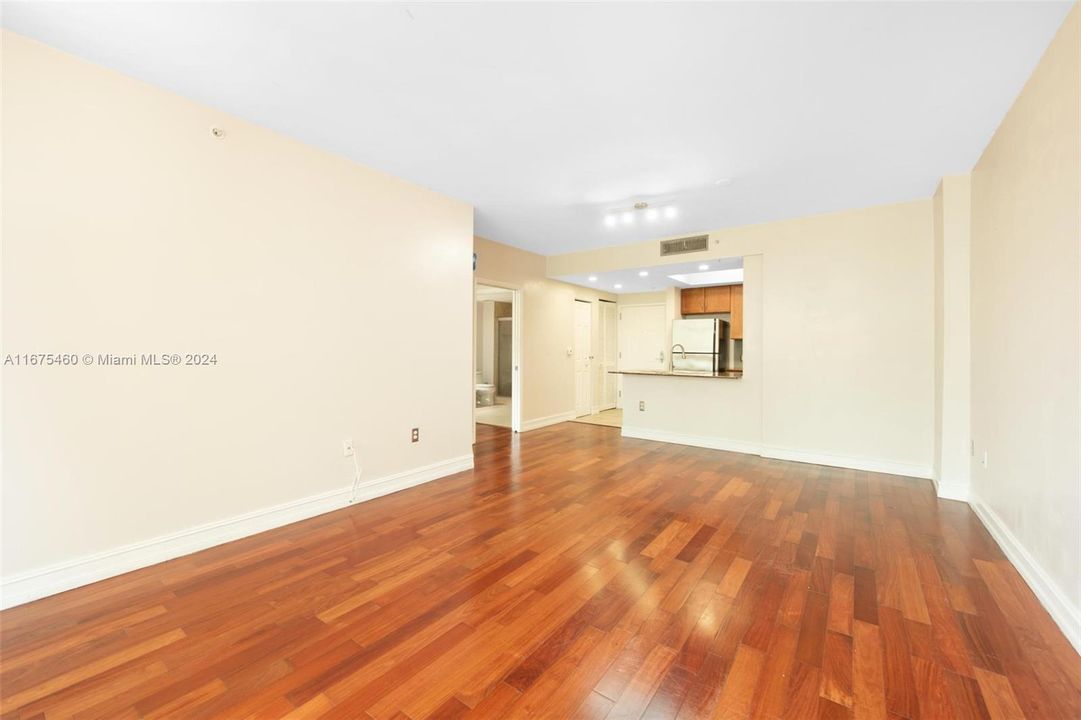 For Sale: $415,000 (1 beds, 1 baths, 755 Square Feet)