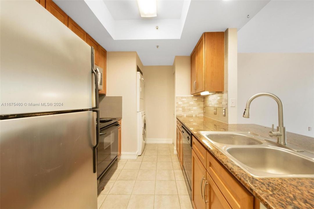 For Sale: $415,000 (1 beds, 1 baths, 755 Square Feet)