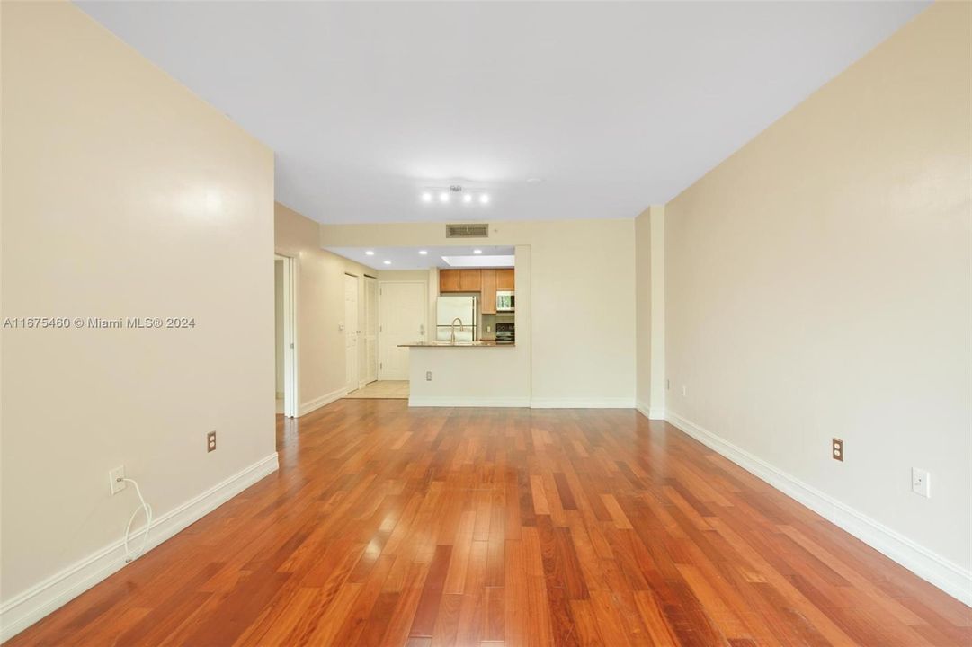 For Sale: $415,000 (1 beds, 1 baths, 755 Square Feet)