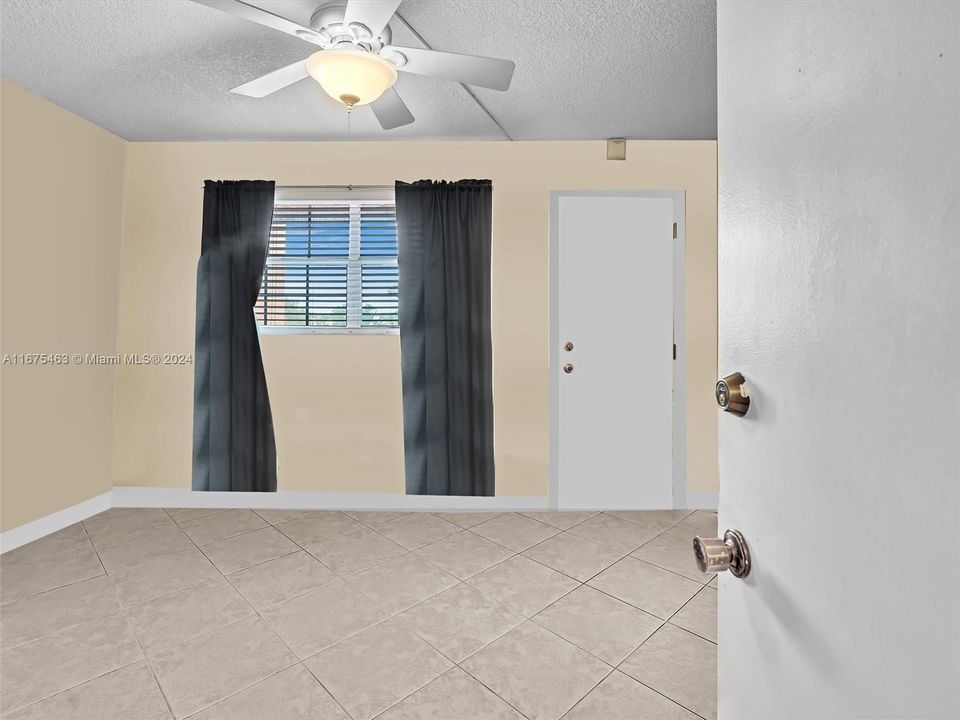 For Sale: $239,000 (2 beds, 1 baths, 1056 Square Feet)