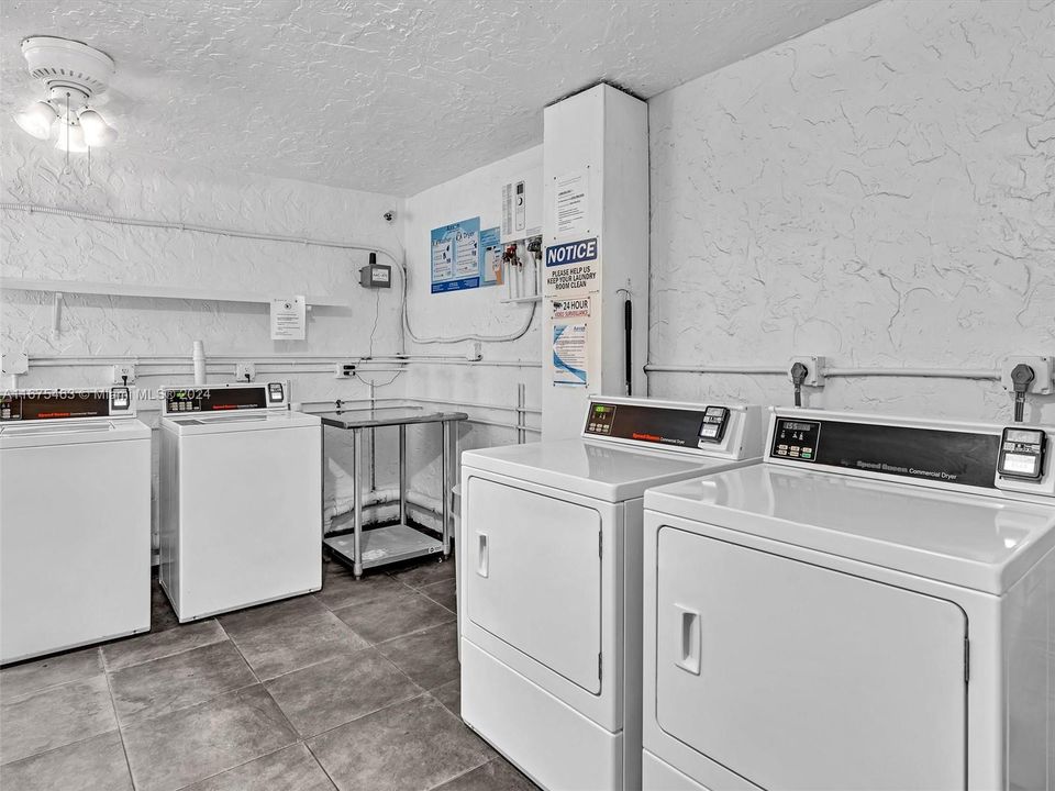 For Sale: $239,000 (2 beds, 1 baths, 1056 Square Feet)