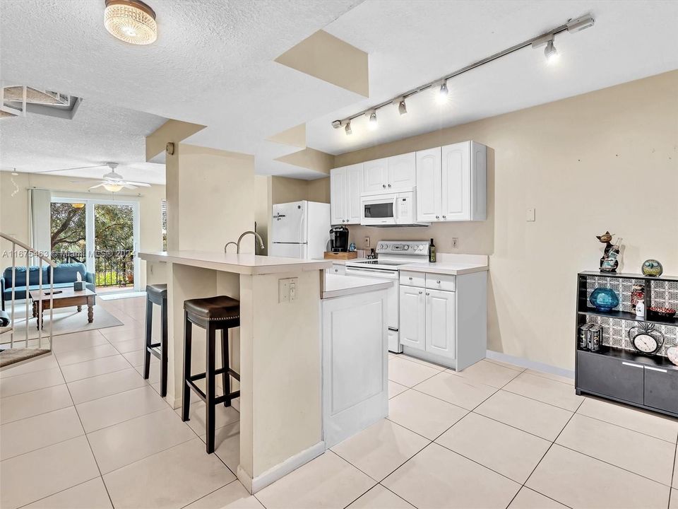 For Sale: $239,000 (2 beds, 1 baths, 1056 Square Feet)