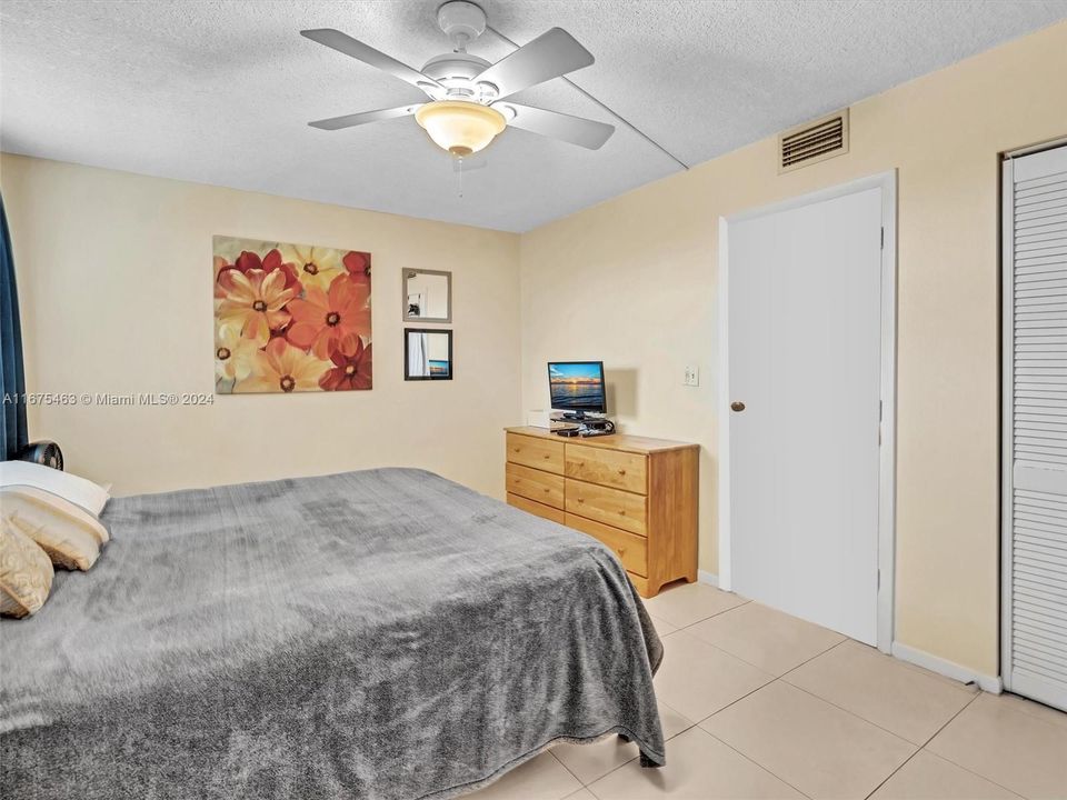 For Sale: $239,000 (2 beds, 1 baths, 1056 Square Feet)