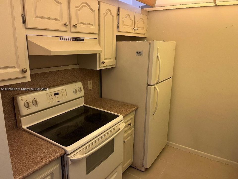 For Sale: $139,000 (1 beds, 1 baths, 811 Square Feet)