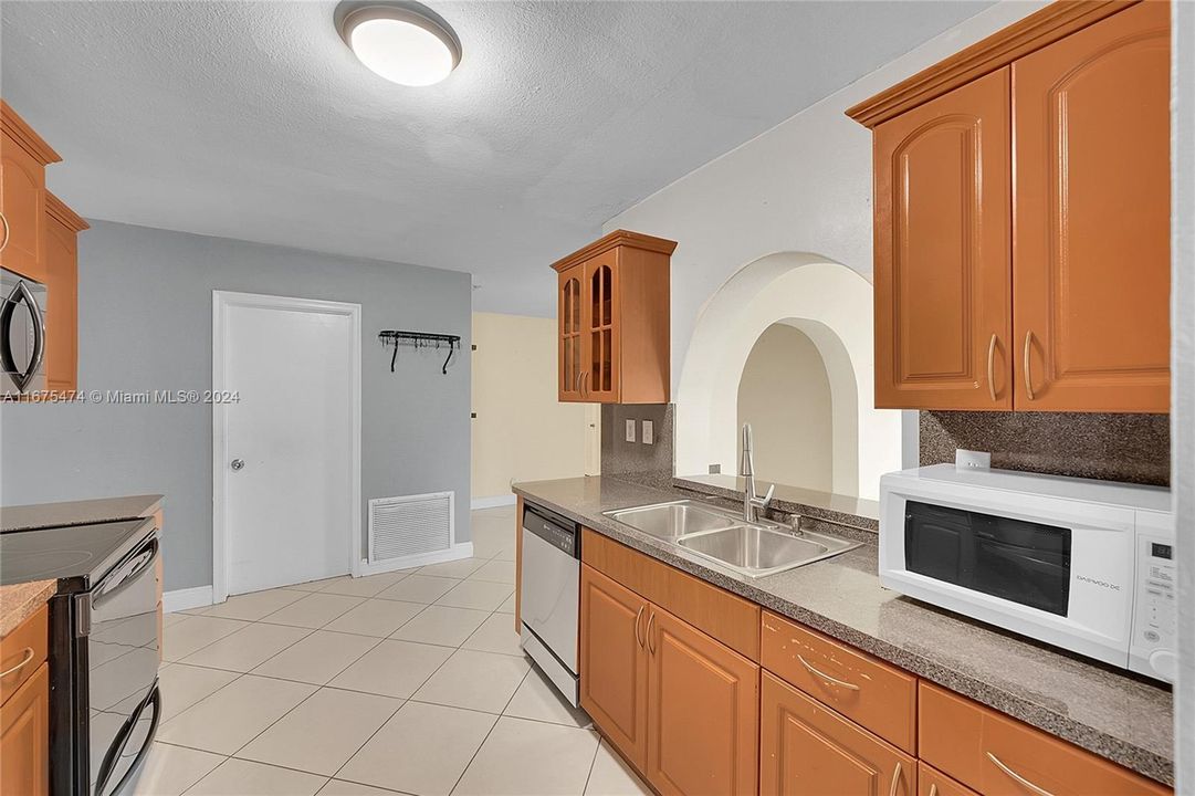 For Sale: $355,000 (2 beds, 2 baths, 1682 Square Feet)