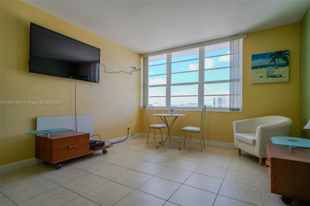 For Sale: $688,000 (2 beds, 2 baths, 1190 Square Feet)