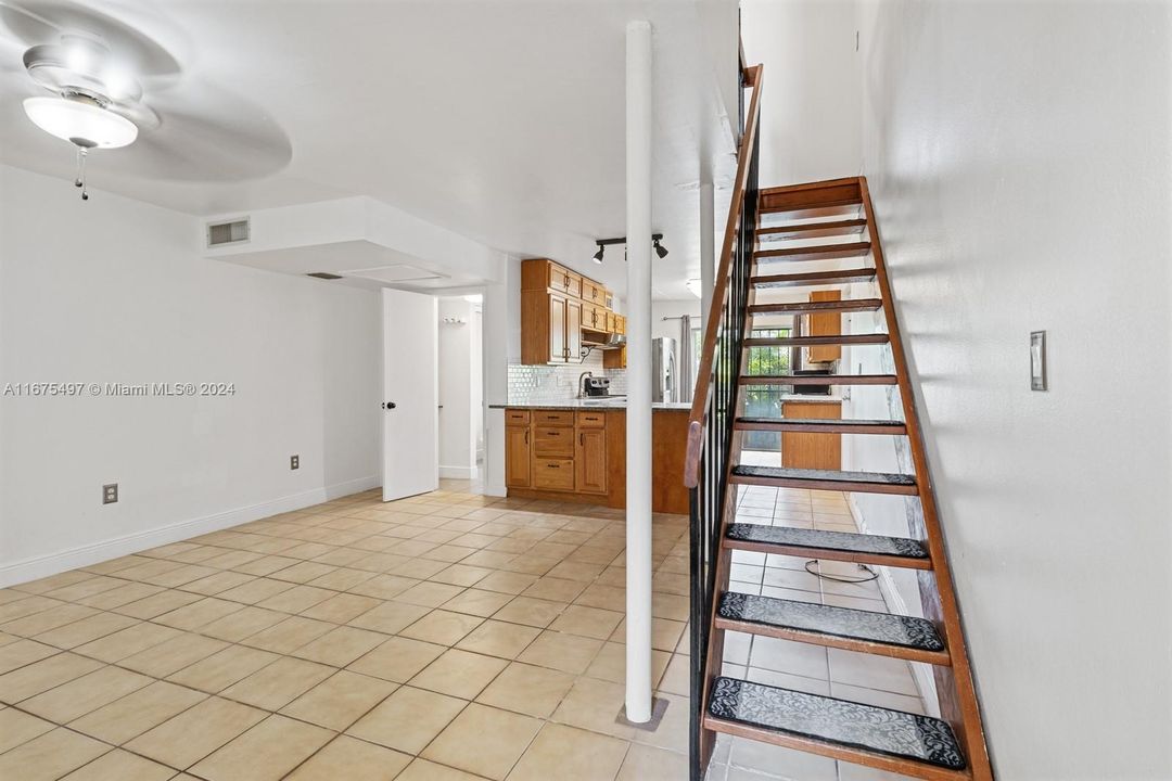 Active With Contract: $2,600 (2 beds, 1 baths, 954 Square Feet)