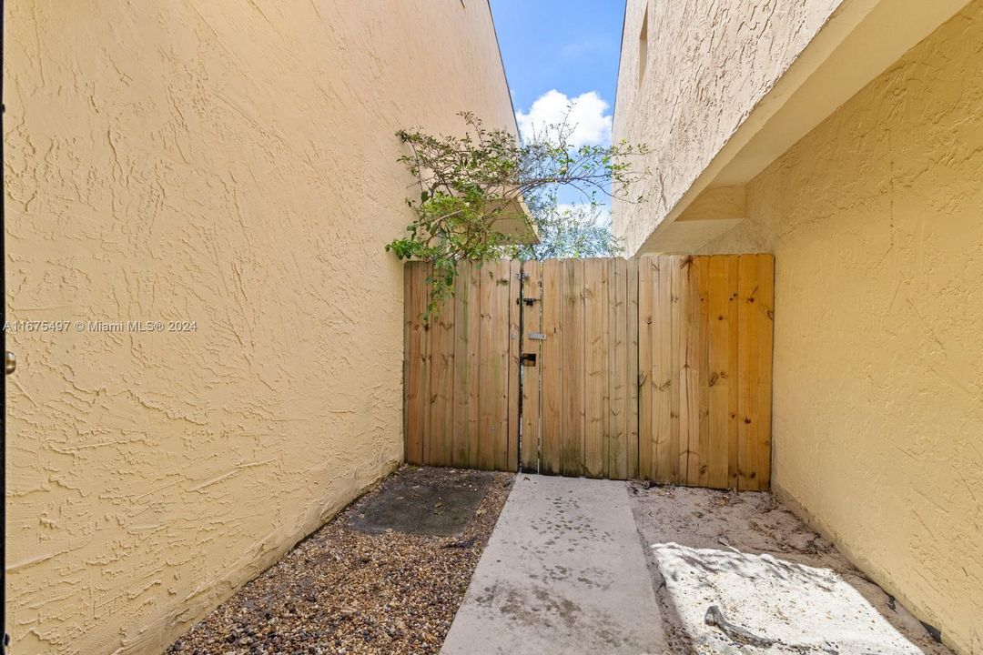 Active With Contract: $2,600 (2 beds, 1 baths, 954 Square Feet)