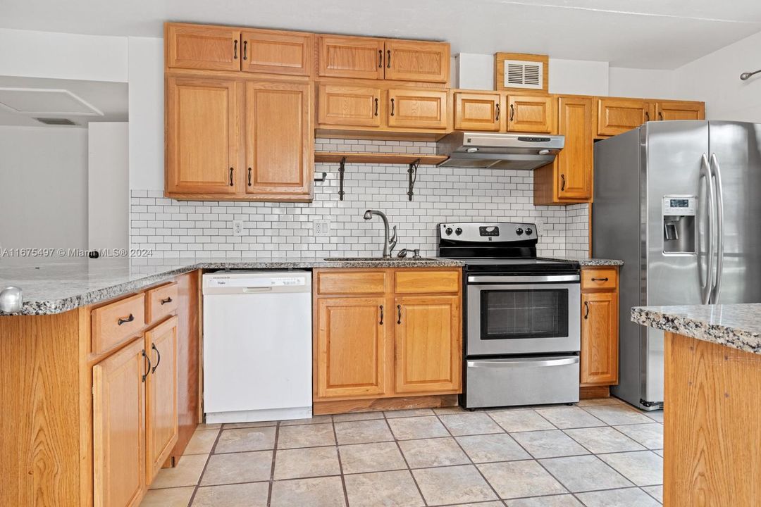 Active With Contract: $2,600 (2 beds, 1 baths, 954 Square Feet)