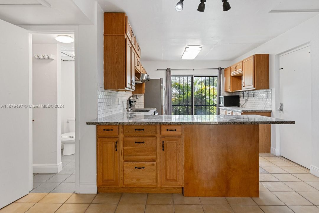 Active With Contract: $2,600 (2 beds, 1 baths, 954 Square Feet)