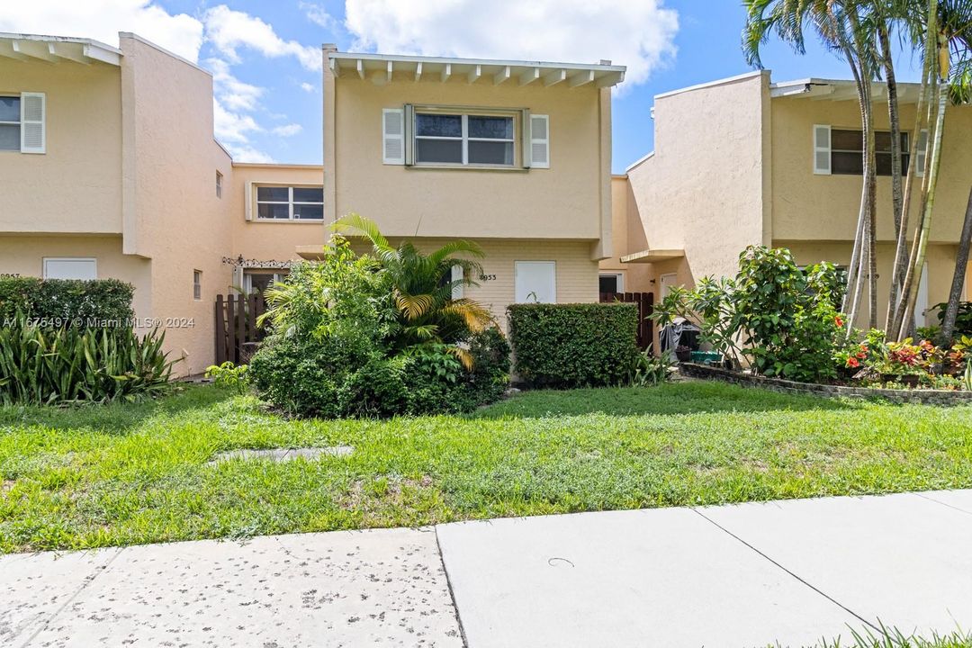 Active With Contract: $2,600 (2 beds, 1 baths, 954 Square Feet)