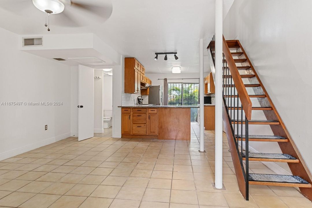 Active With Contract: $2,600 (2 beds, 1 baths, 954 Square Feet)