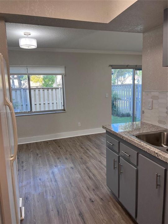 For Sale: $185,000 (2 beds, 1 baths, 944 Square Feet)