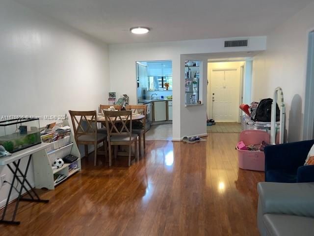 For Sale: $236,900 (2 beds, 1 baths, 916 Square Feet)