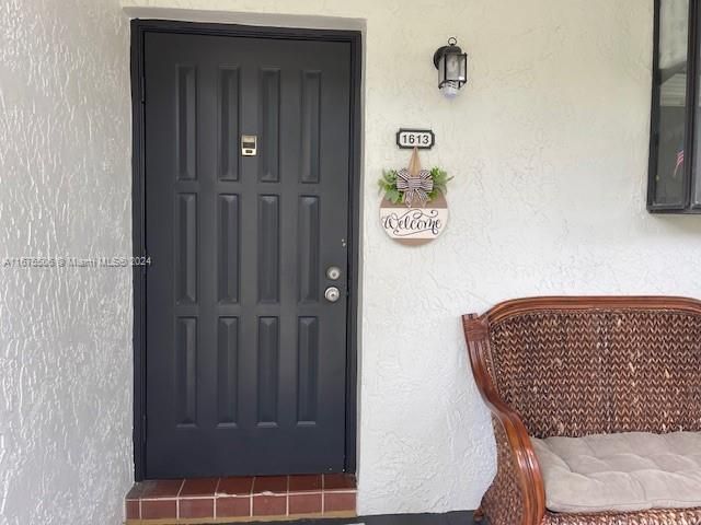 For Sale: $236,900 (2 beds, 1 baths, 916 Square Feet)