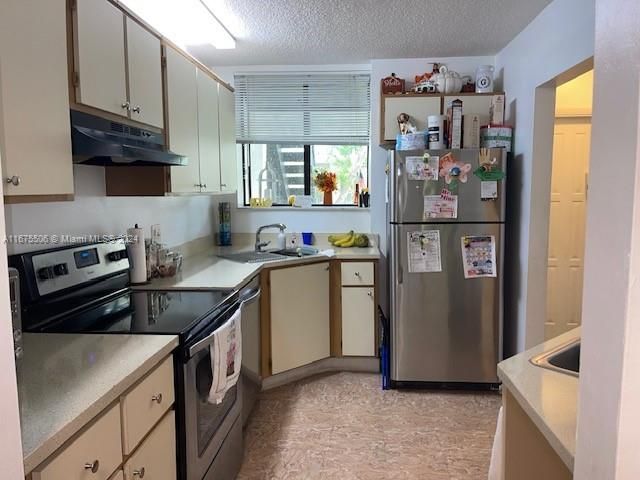 For Sale: $236,900 (2 beds, 1 baths, 916 Square Feet)