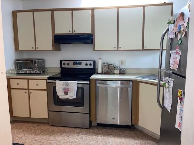 For Sale: $236,900 (2 beds, 1 baths, 916 Square Feet)