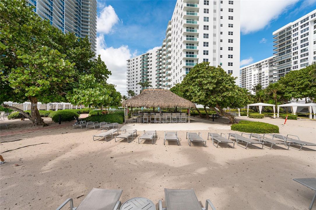 Active With Contract: $4,000 (1 beds, 1 baths, 883 Square Feet)