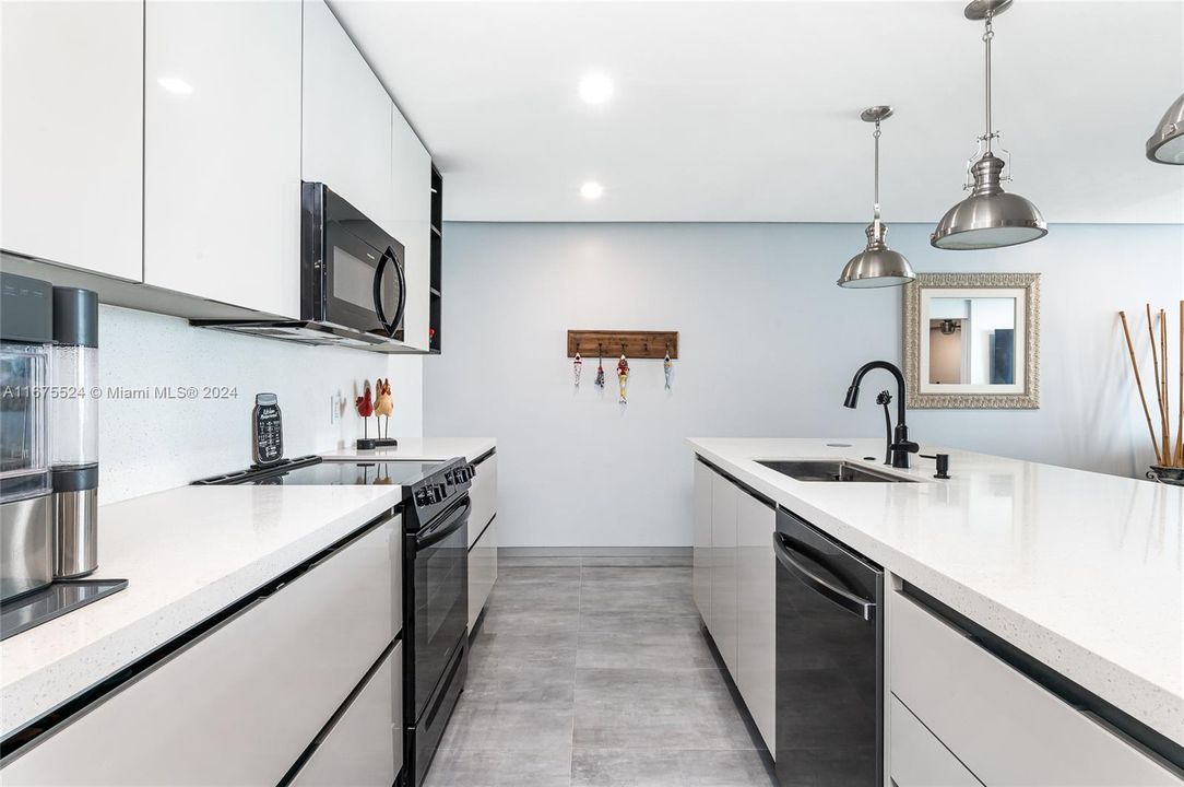 Active With Contract: $4,000 (1 beds, 1 baths, 883 Square Feet)