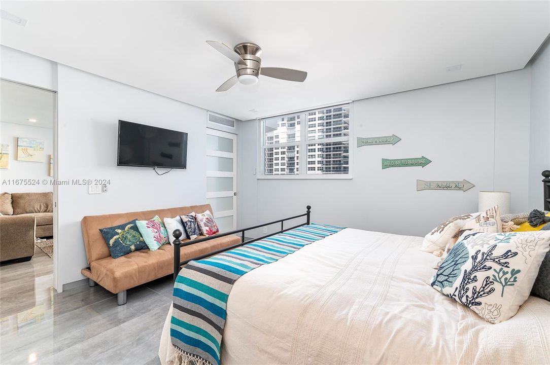 Active With Contract: $4,000 (1 beds, 1 baths, 883 Square Feet)