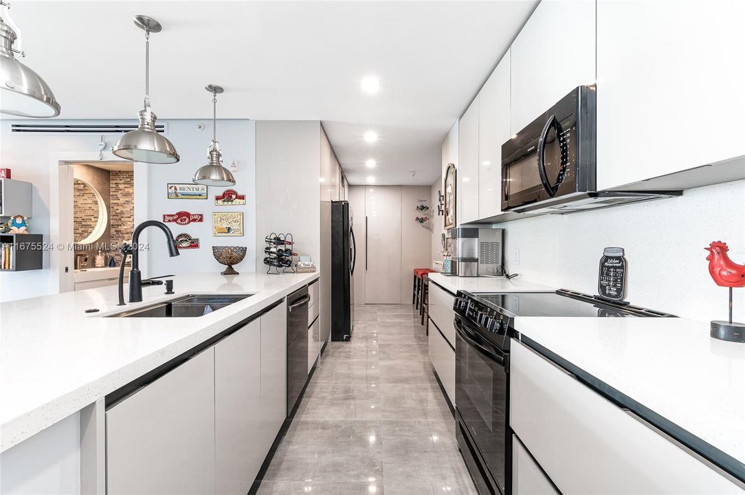 Active With Contract: $4,000 (1 beds, 1 baths, 883 Square Feet)