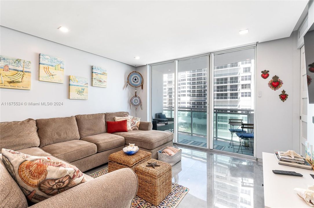 Active With Contract: $4,000 (1 beds, 1 baths, 883 Square Feet)