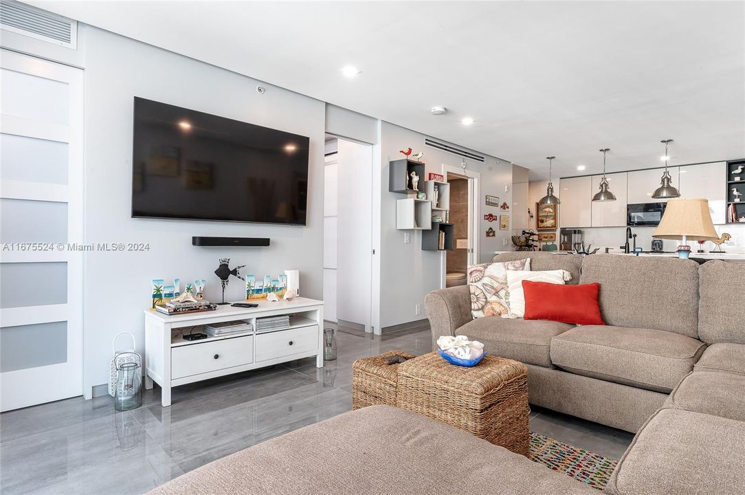 Active With Contract: $4,000 (1 beds, 1 baths, 883 Square Feet)