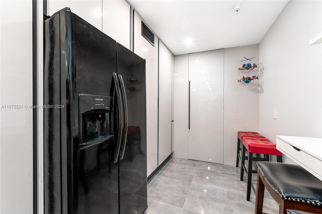 Active With Contract: $4,000 (1 beds, 1 baths, 883 Square Feet)