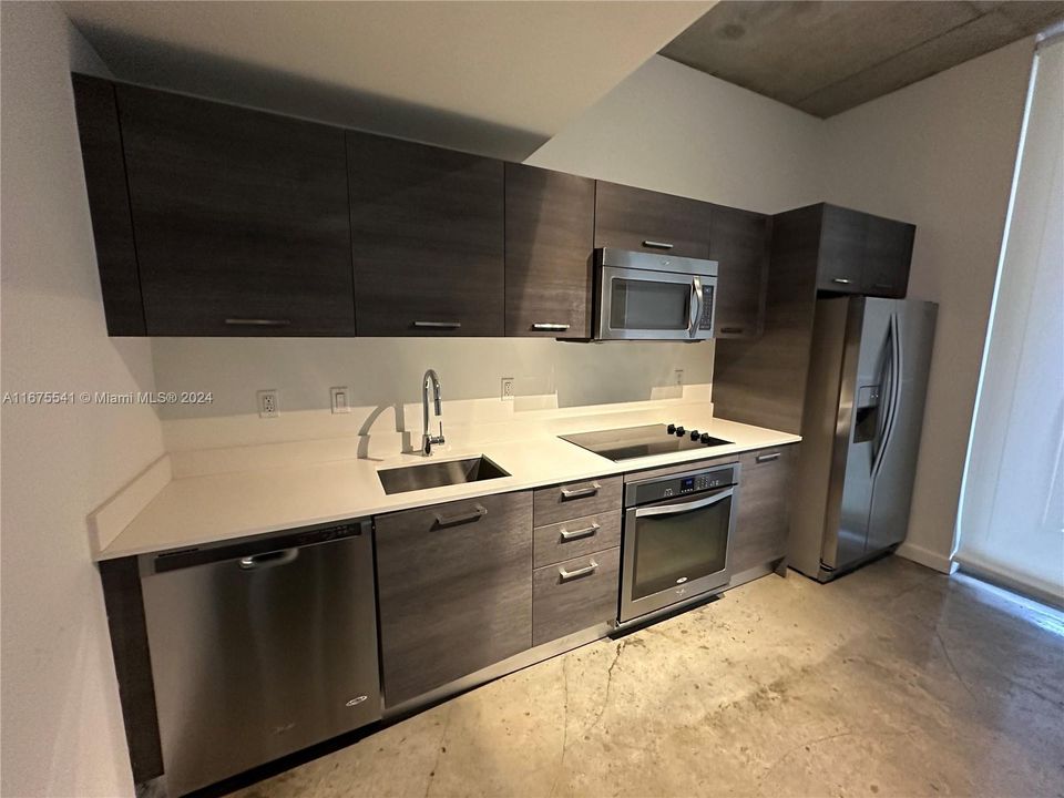 For Sale: $314,000 (1 beds, 1 baths, 564 Square Feet)