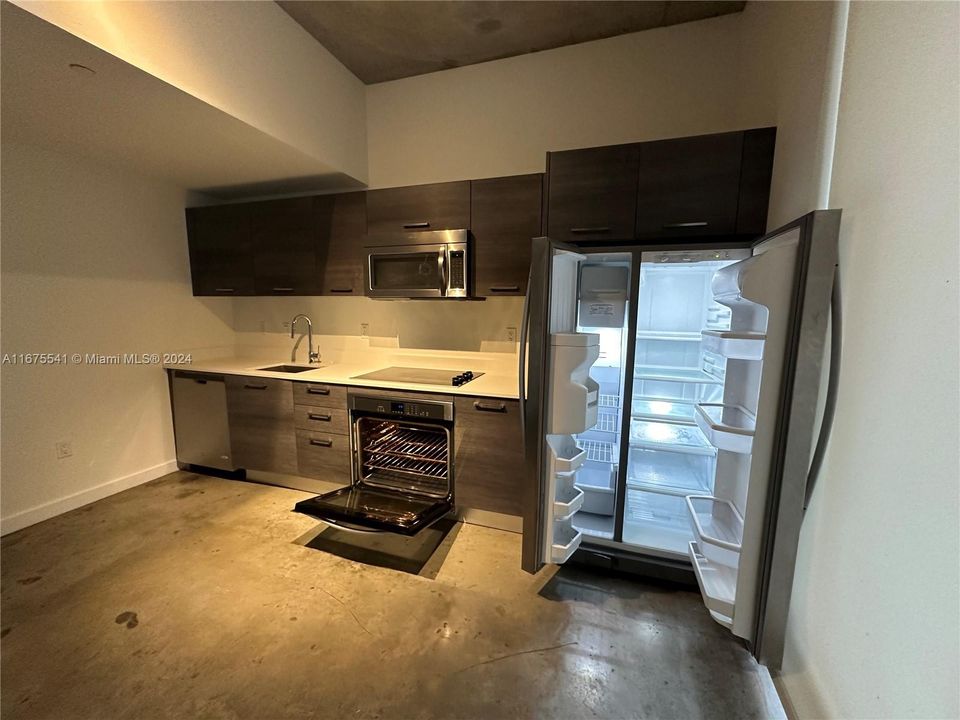 For Sale: $314,000 (1 beds, 1 baths, 564 Square Feet)