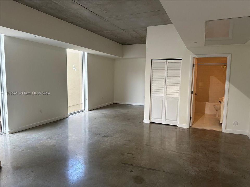 For Sale: $314,000 (1 beds, 1 baths, 564 Square Feet)