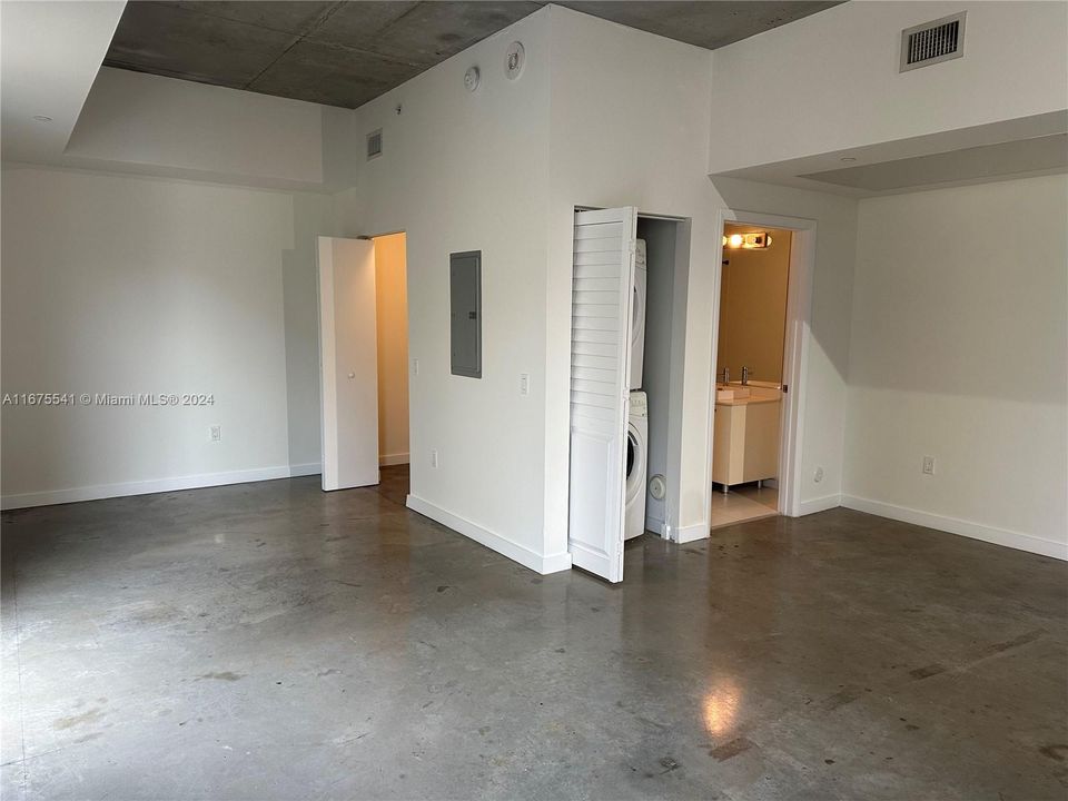 For Sale: $314,000 (1 beds, 1 baths, 564 Square Feet)