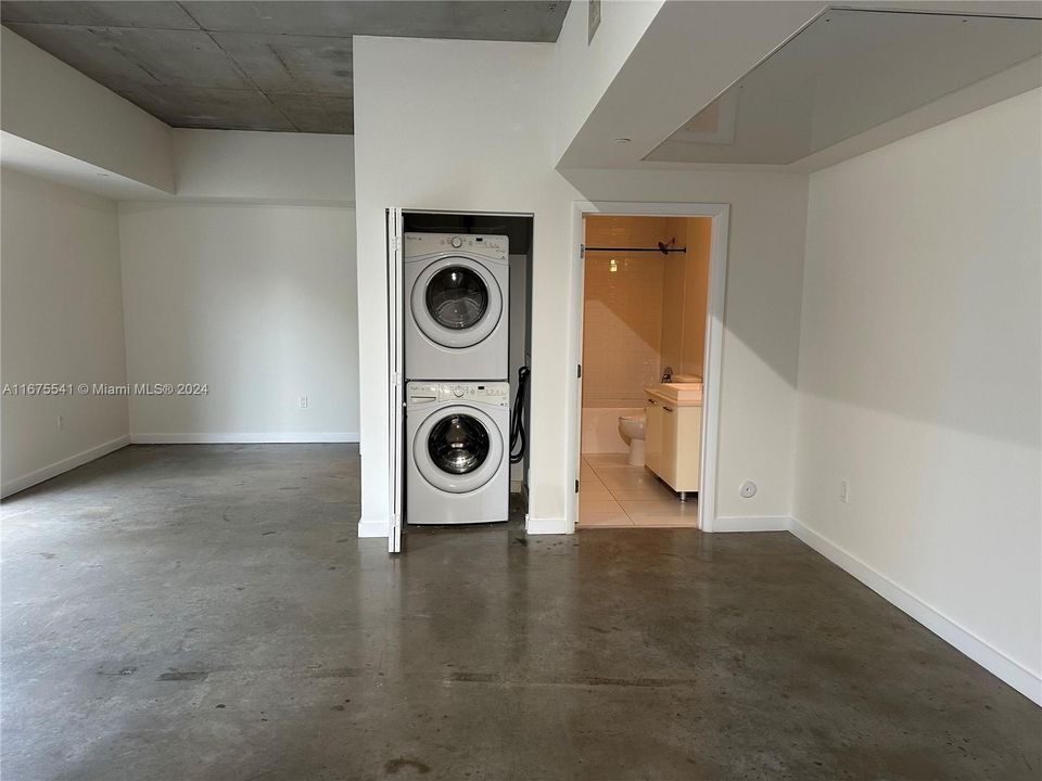 For Sale: $314,000 (1 beds, 1 baths, 564 Square Feet)