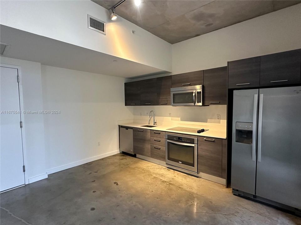 For Sale: $314,000 (1 beds, 1 baths, 564 Square Feet)