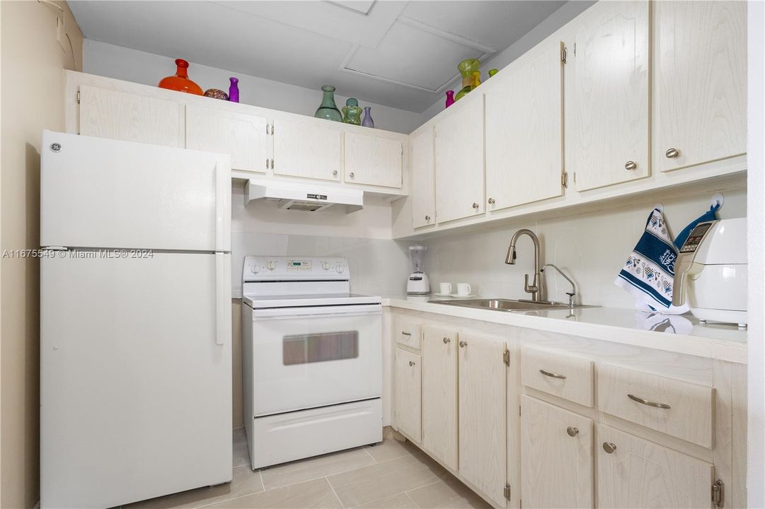 For Sale: $114,500 (1 beds, 1 baths, 720 Square Feet)