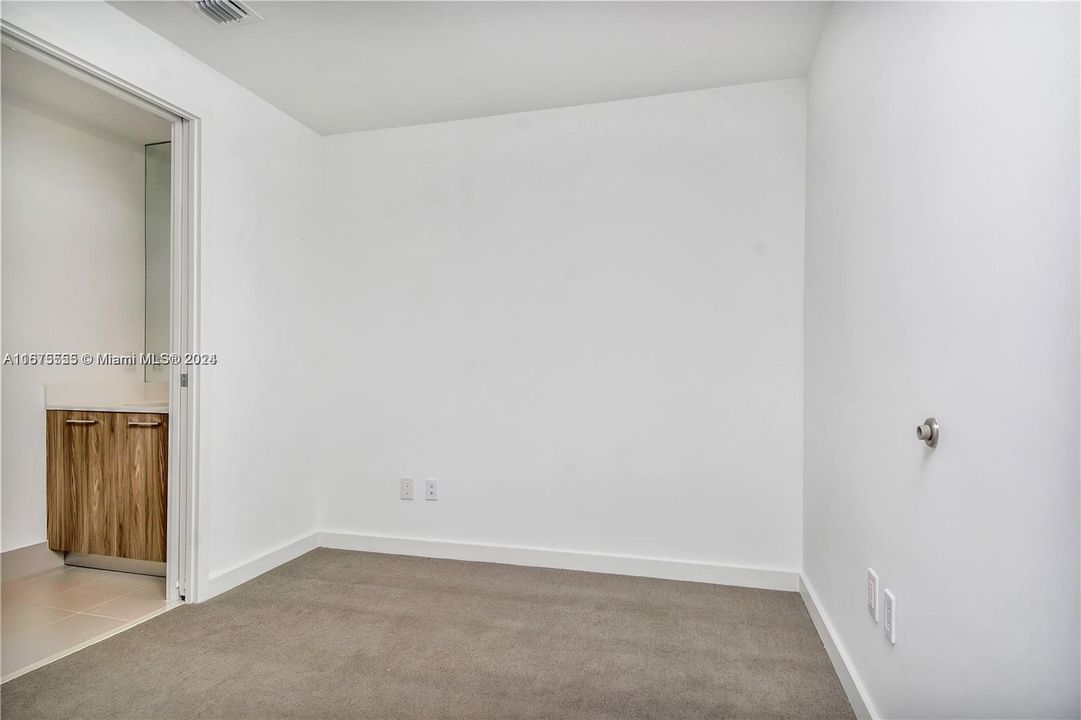 For Sale: $525,000 (1 beds, 1 baths, 746 Square Feet)