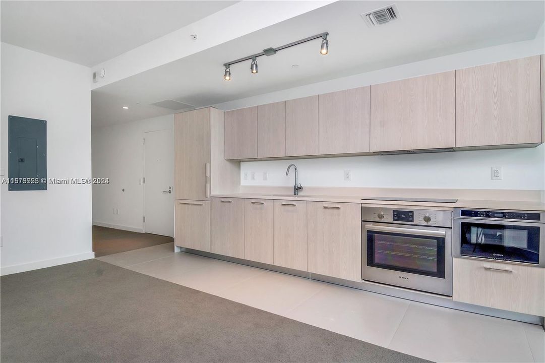 For Sale: $525,000 (1 beds, 1 baths, 746 Square Feet)