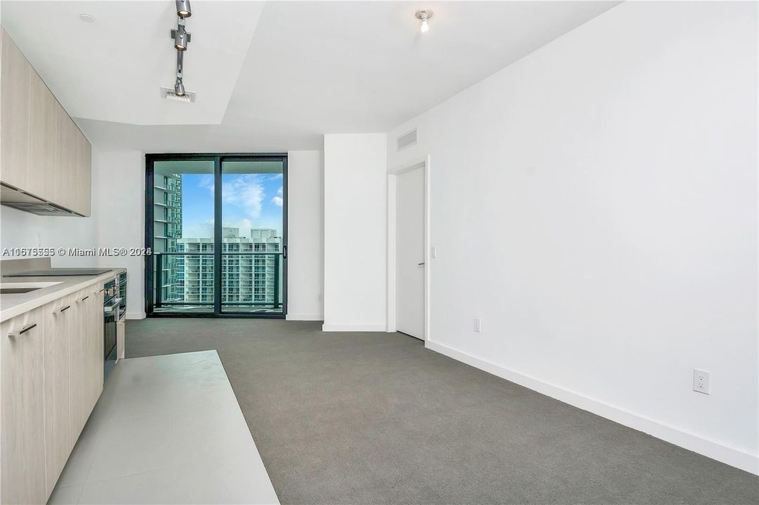 For Sale: $525,000 (1 beds, 1 baths, 746 Square Feet)